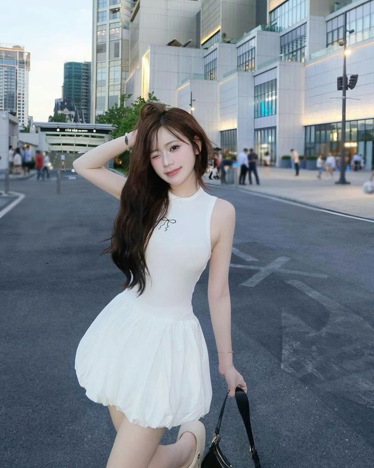 Dáng đứng cầm túi nhẹ trước váy dài