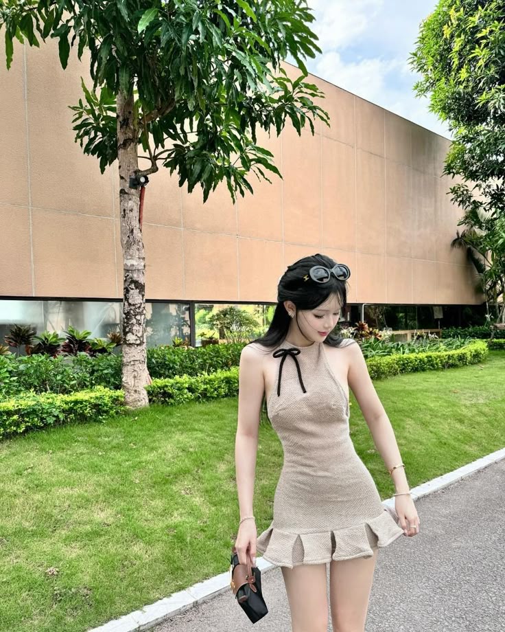 Một tay vén váy nhẹ nhàng kiểu Hàn