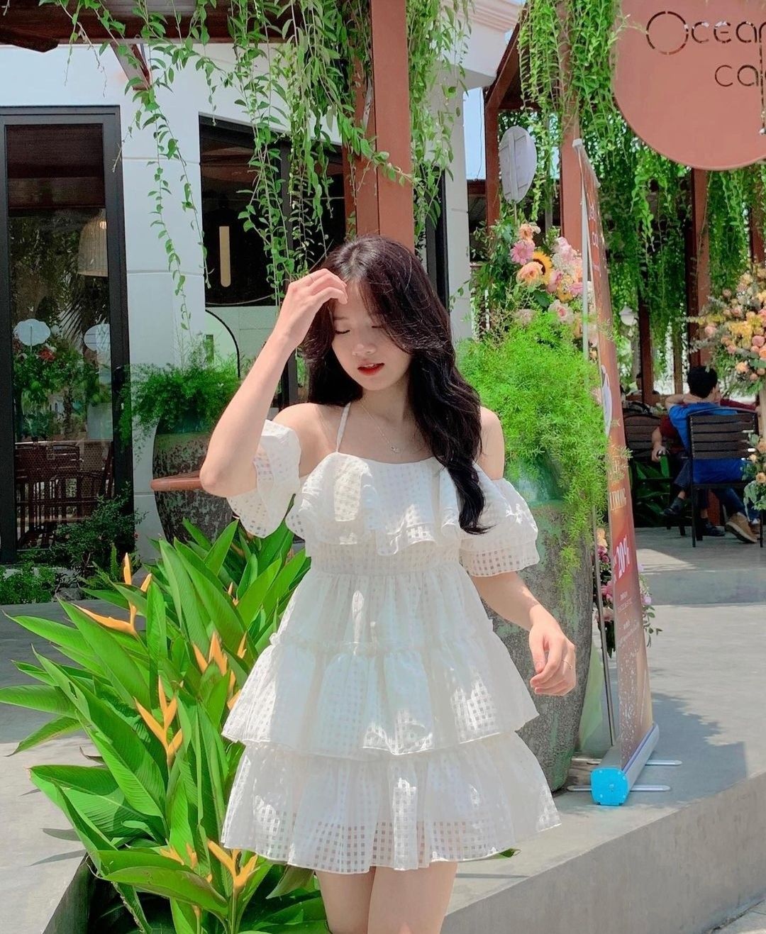 Váy xòe nhẹ pose dáng dịu dàng tinh tế
