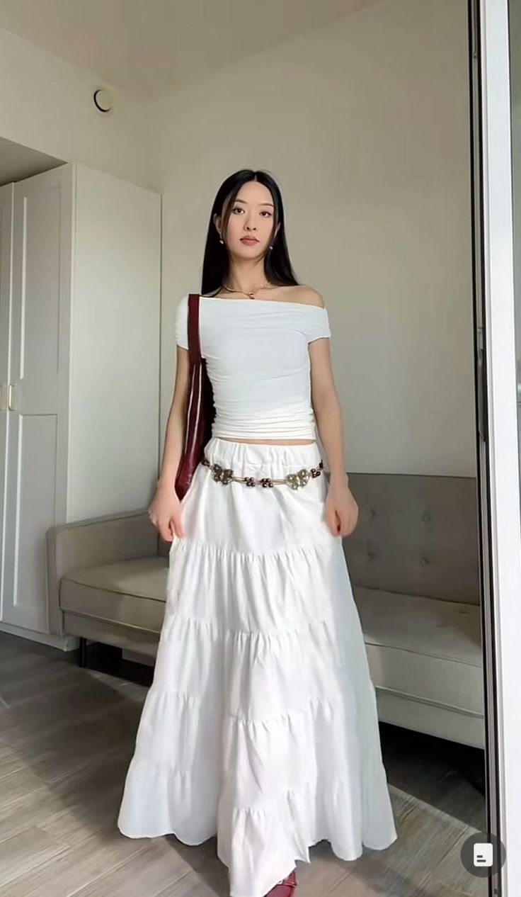 Tạo dáng tinh tế cùng váy thướt tha