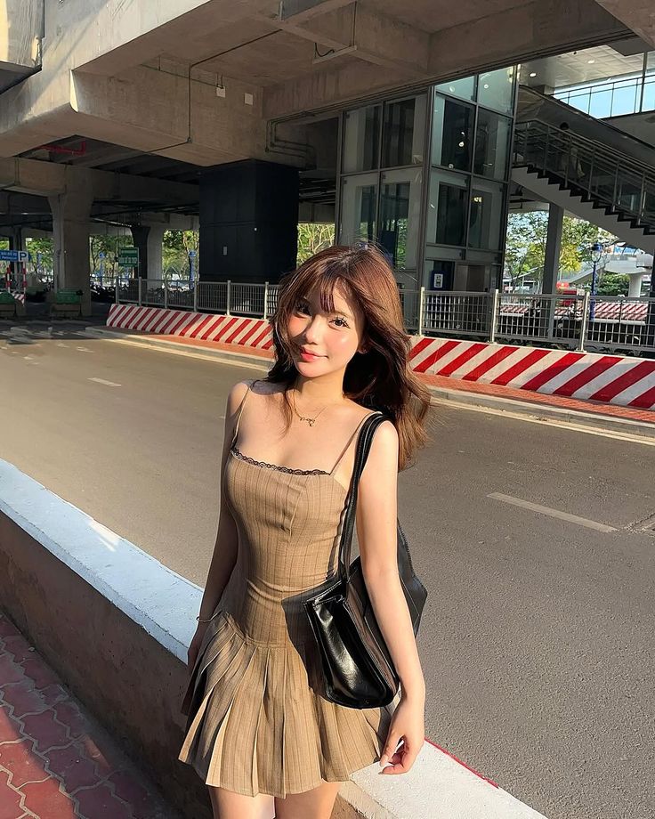 Váy ngắn dễ mặc nếu biết tạo dáng