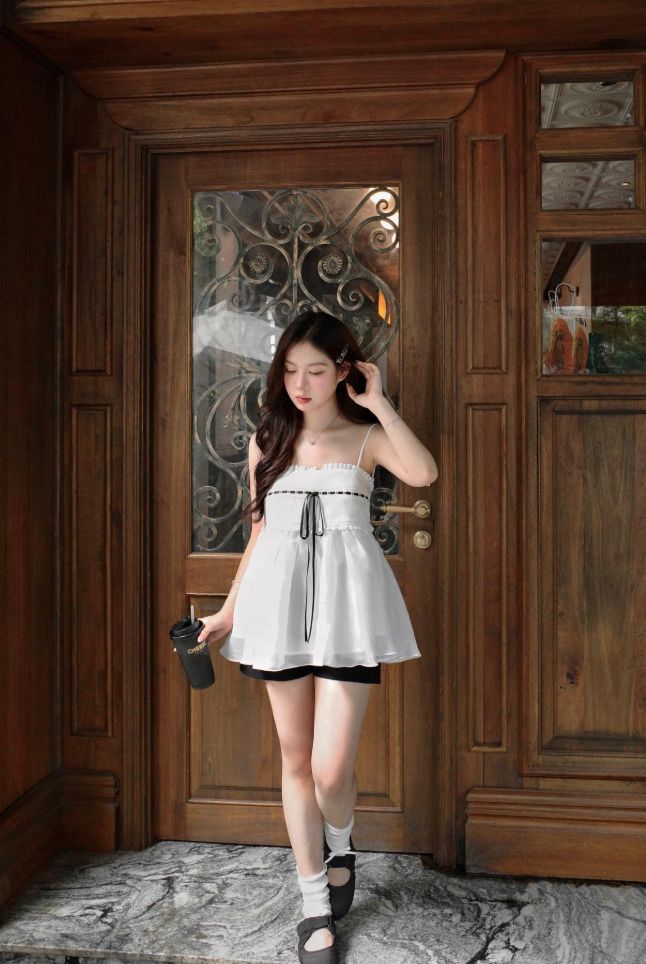 Chọn tư thế phù hợp khi mặc váy ngắn