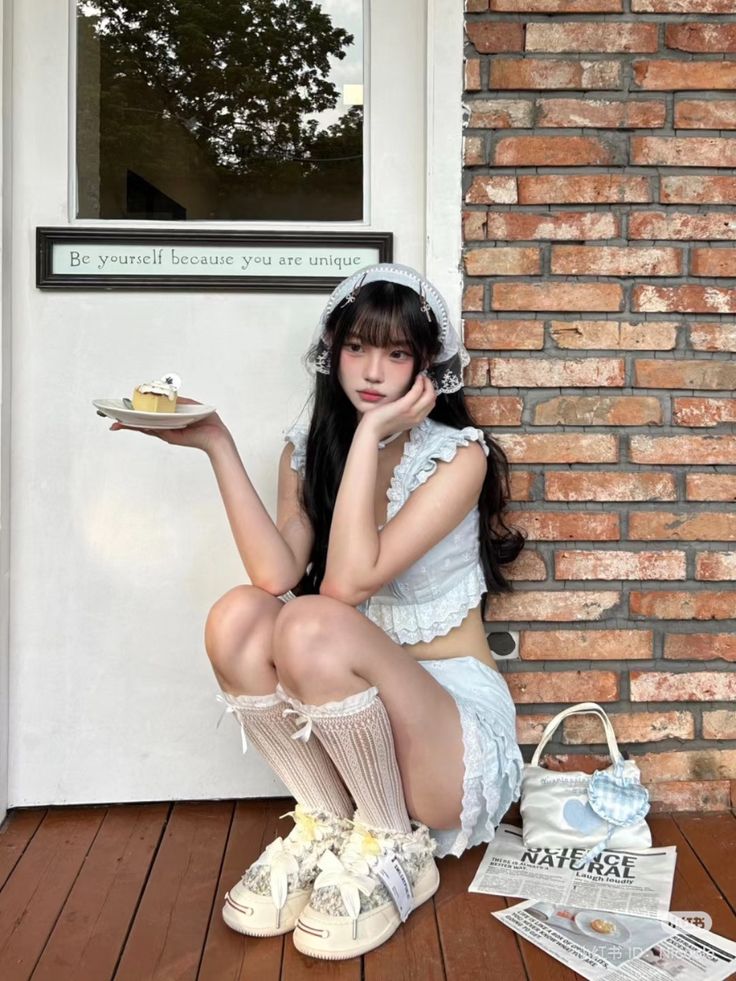 Váy ngắn đẹp nhờ dáng đứng tự nhiên