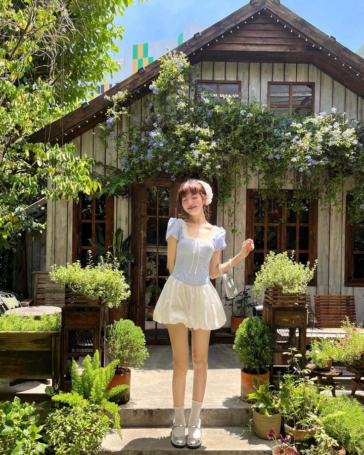 Tư thế đơn giản cho váy ngắn nổi bật