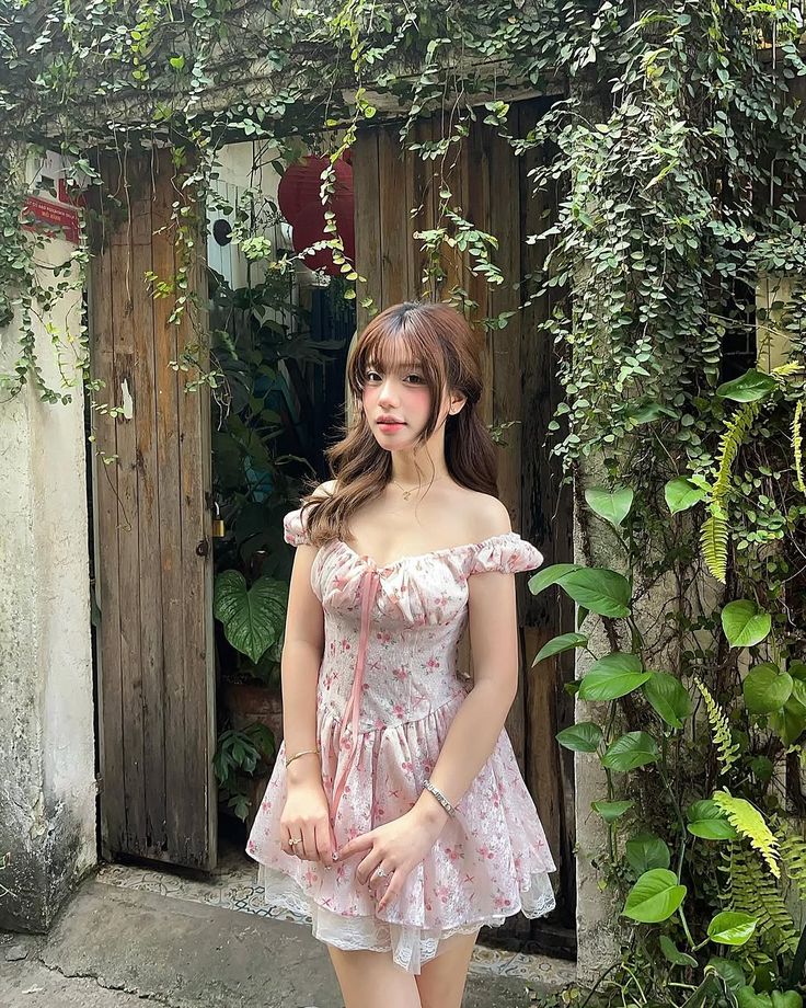 Tạo dáng nhẹ nhàng cùng váy ngắn trẻ trung