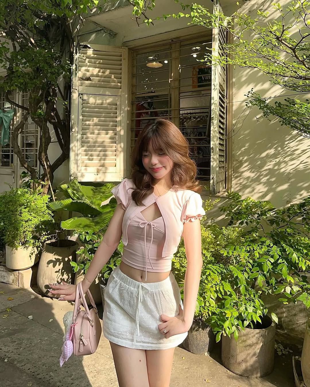 Gợi ý dáng đứng khi mặc váy ngắn