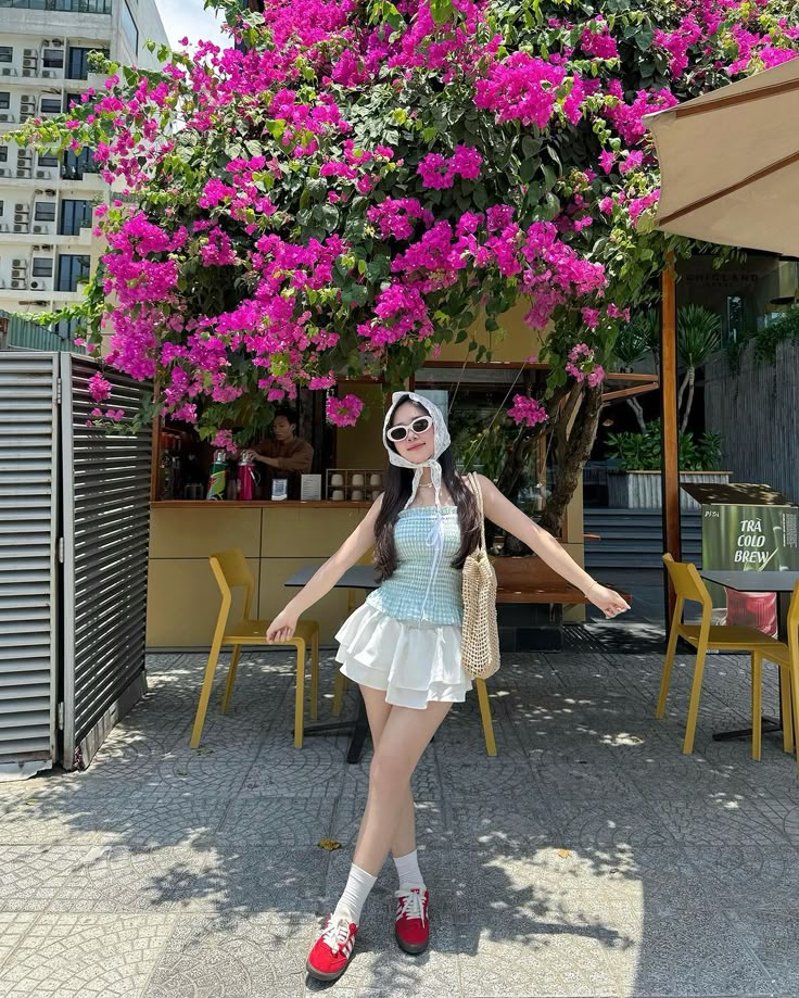 Cách pose đơn giản cho người mặc váy ngắn