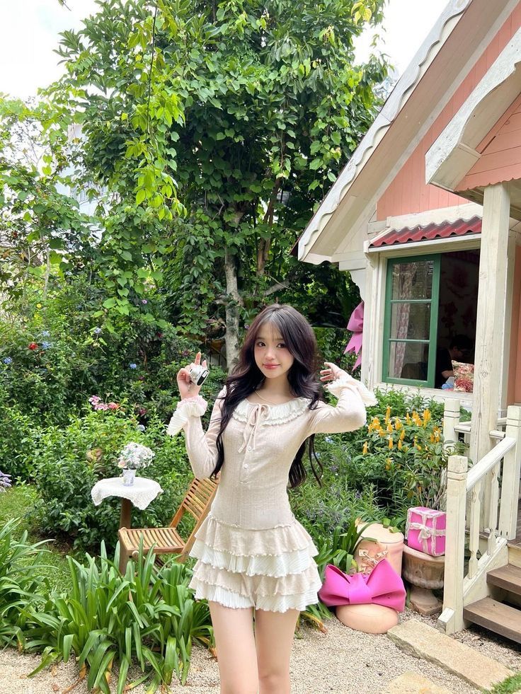 Váy ngắn nổi bật nhờ tạo dáng đúng