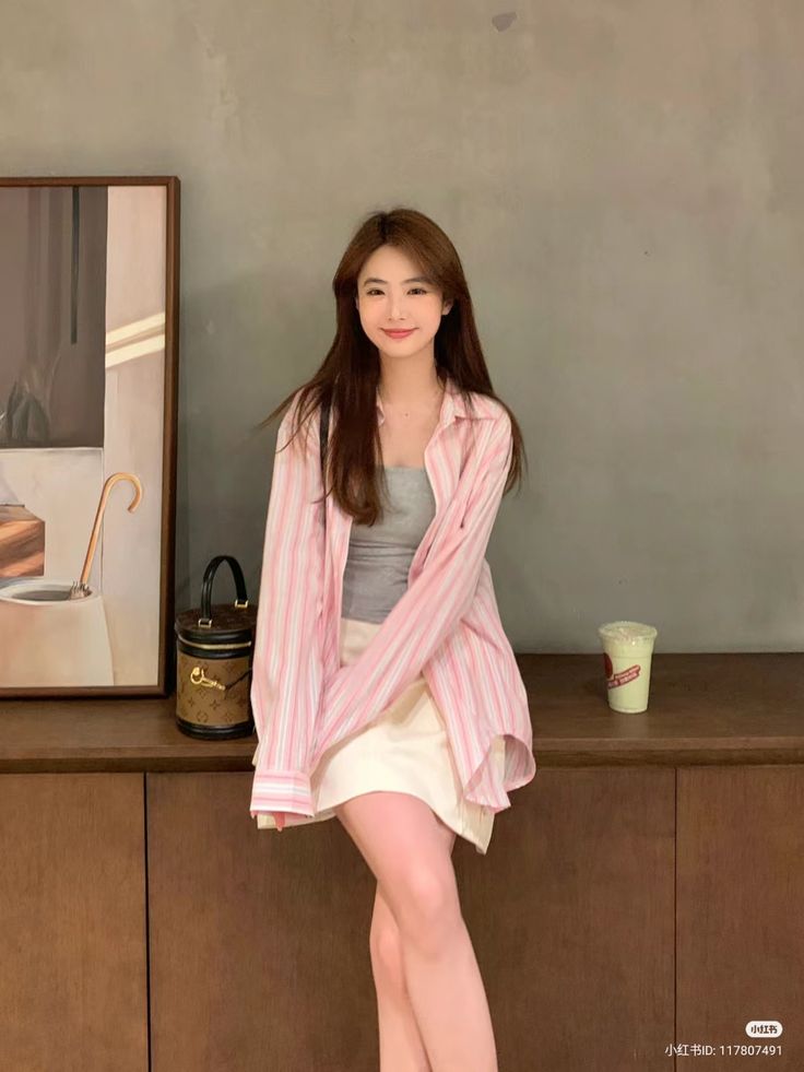 Váy ngắn thêm nét cá tính khi đứng nghiêng