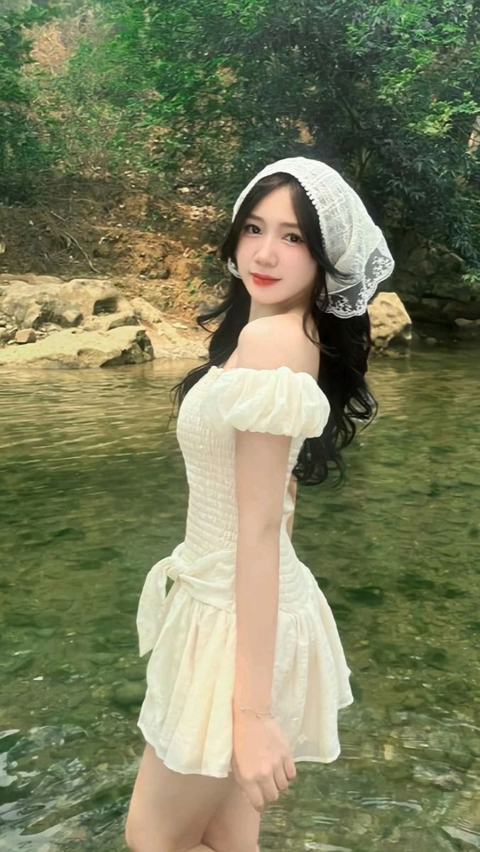 Váy ngắn hợp với cách tạo dáng linh hoạt
