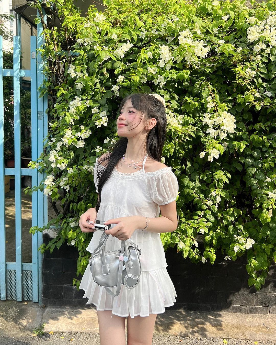 Dáng đứng tự tin luôn thu hút ánh nhìn