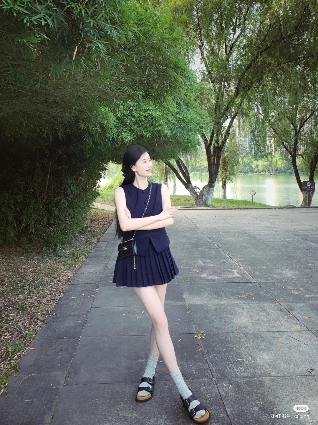 Váy ngắn hợp với bước đi nhẹ nhàng