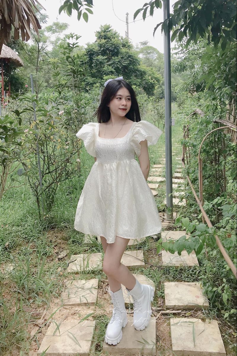 Một tay giữ tóc dáng váy thêm chất