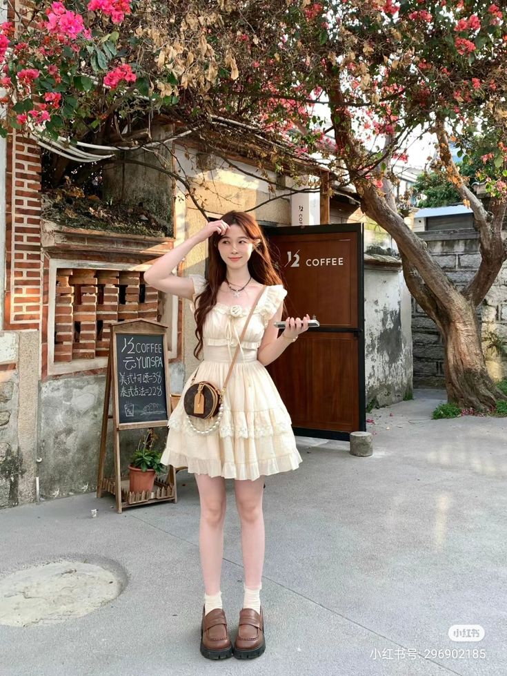 Váy ngắn cùng nụ cười là đủ xinh
