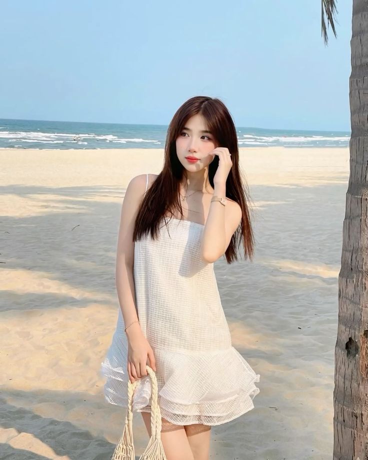 Váy tung bay theo gió biển nhẹ nhàng