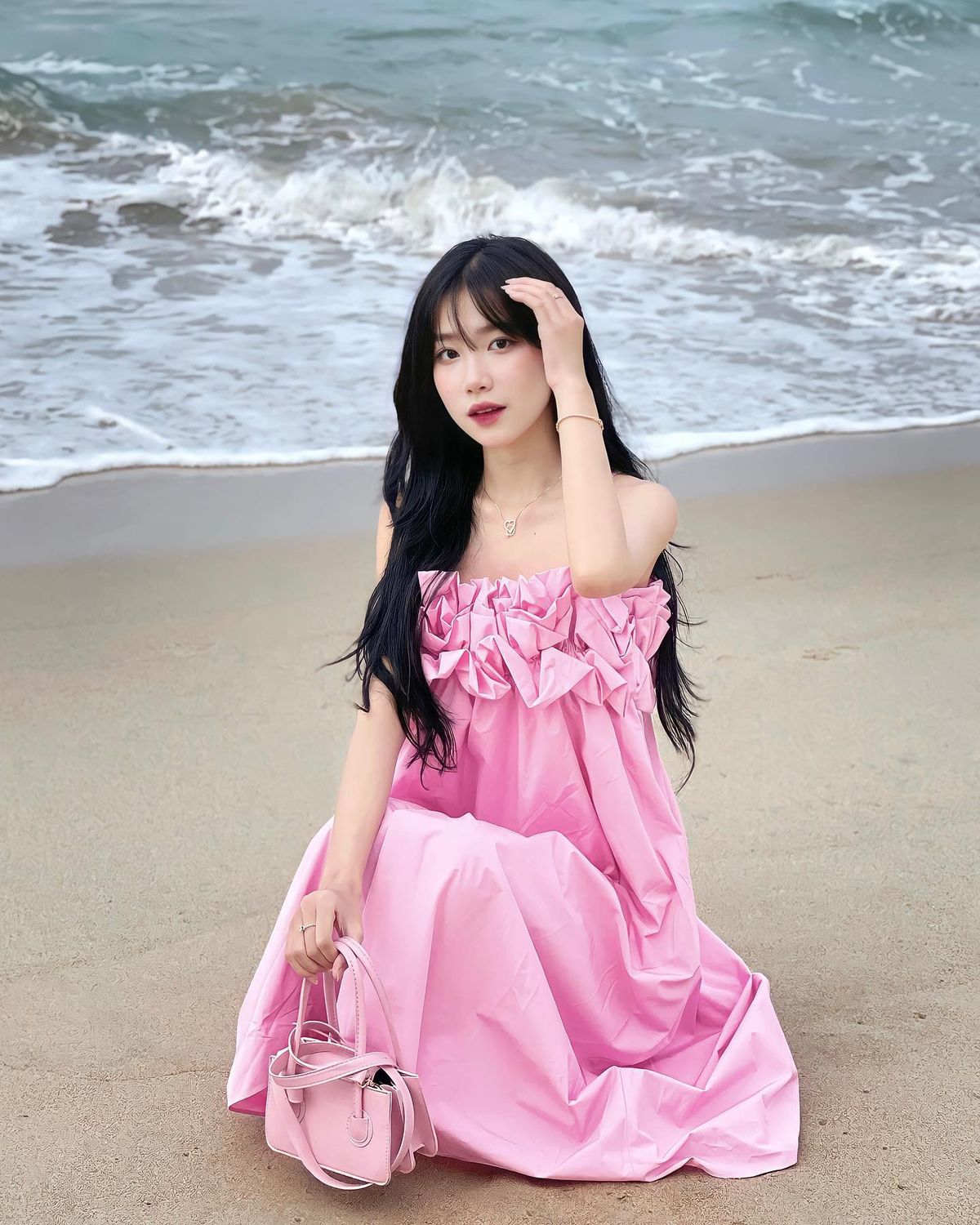 Dáng đứng thư thái trong nắng biển dịu
