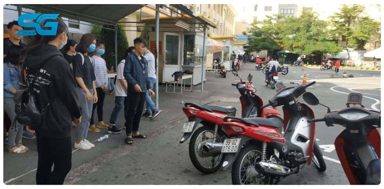 Thí sinh thực hiện bài thi vòng số 8 trên sân sát hạch, chi phí thi rớt thực hành lái xe A1 đóng bao nhiêu