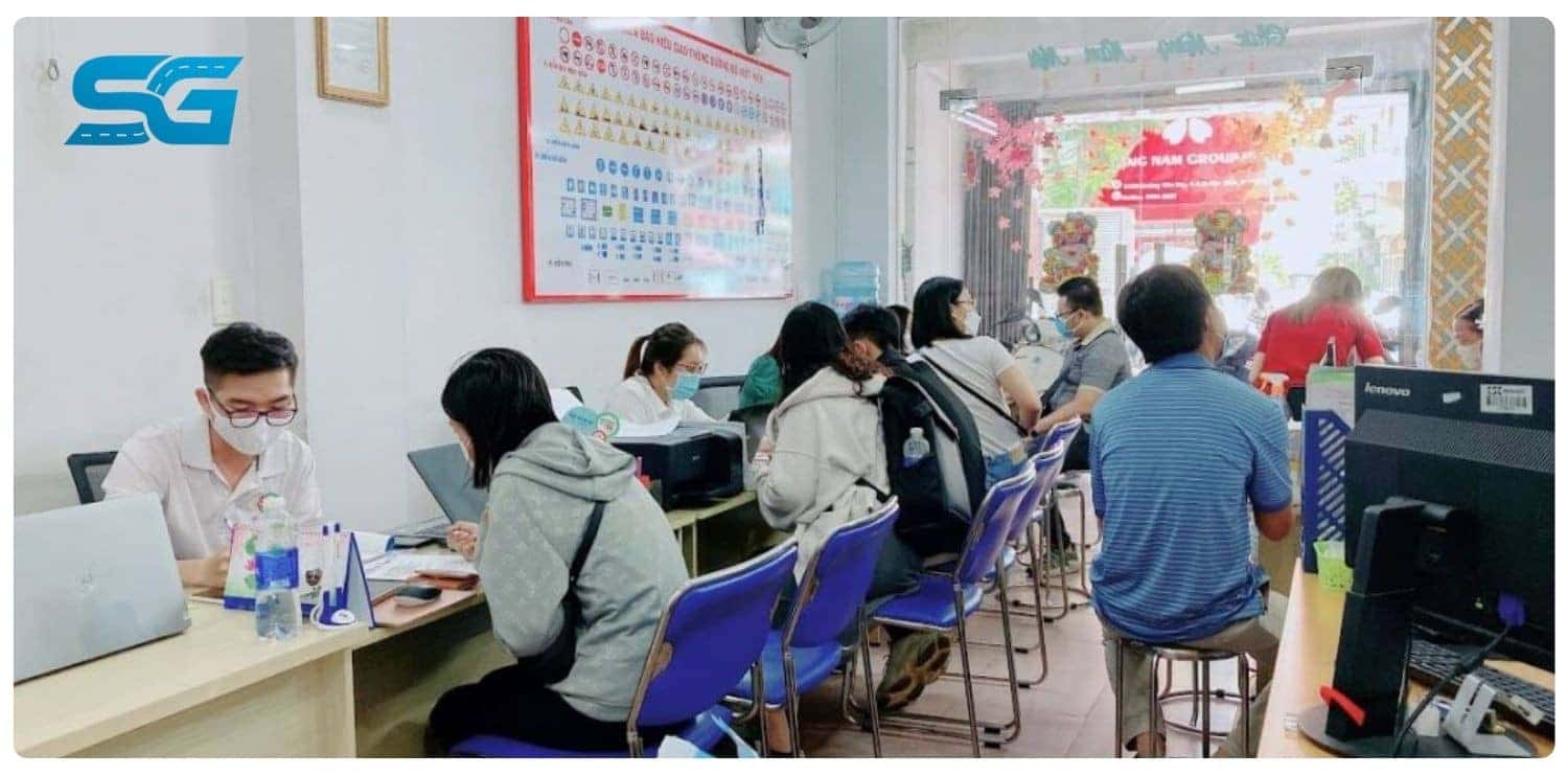 Người đang tập lái xe máy trên sân sát hạch, chuẩn bị cho việc thi rớt thực hành lái xe A1 đóng bao nhiêu