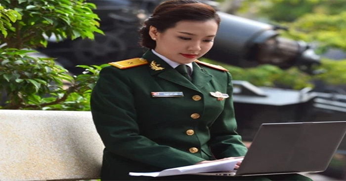 Hình ảnh Tiểu lễ phục mùa hè của nữ quân nhân.