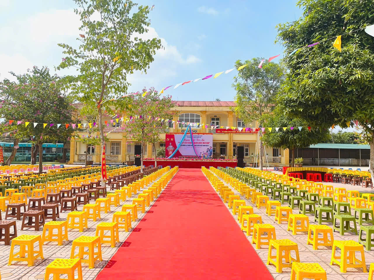 trang tri san truong tieu hoc 1