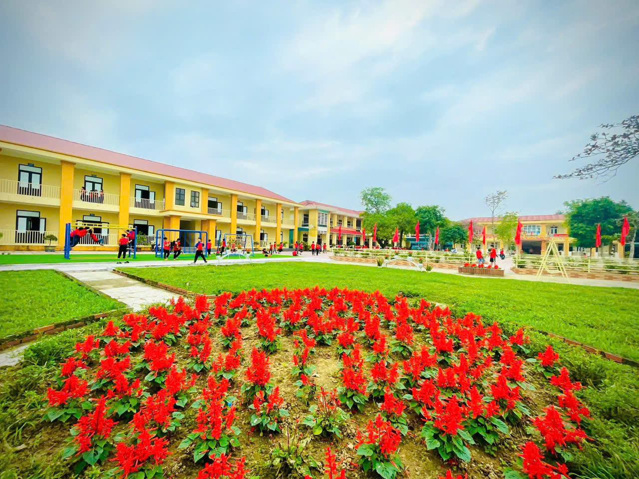 trang tri san truong tieu hoc 2