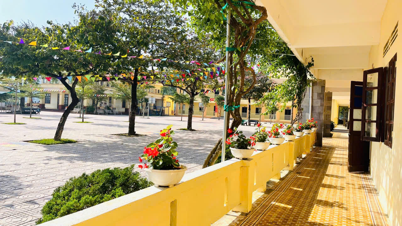 trang tri san truong tieu hoc 5
