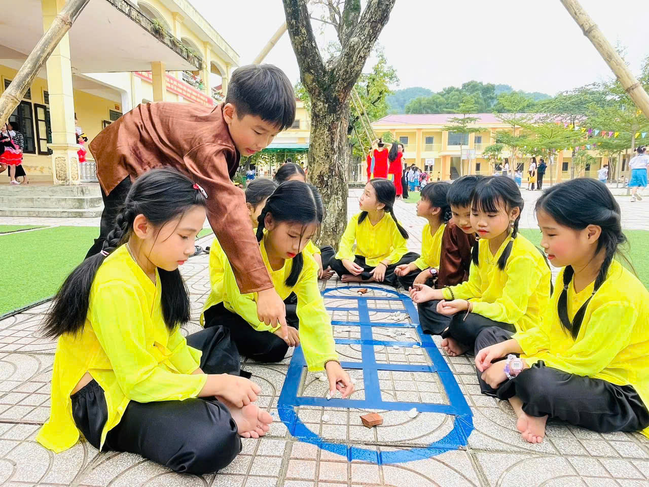 trang tri san truong tieu hoc 9