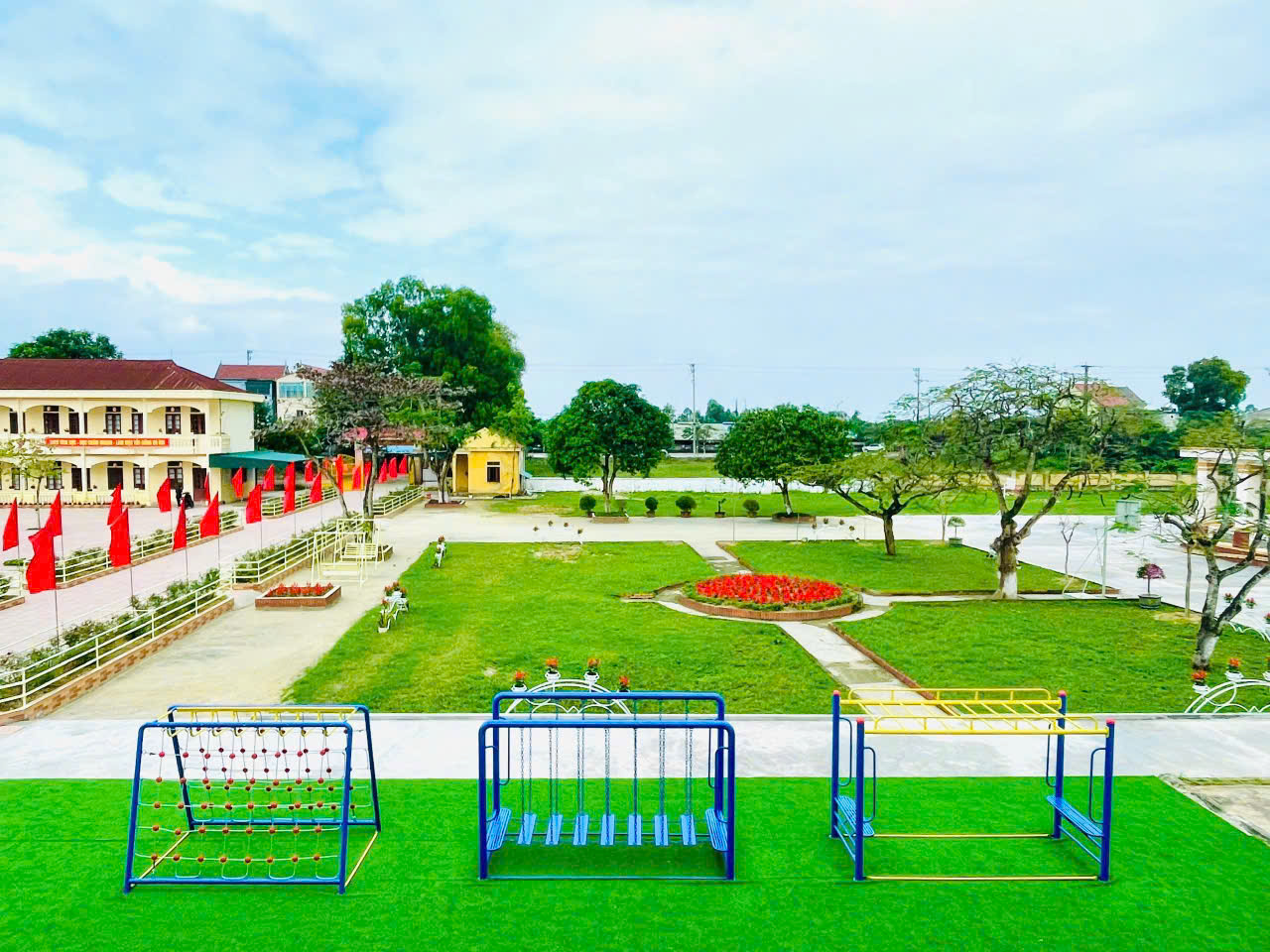 trang tri san truong tieu hoc