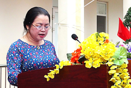 Các đối tượng đến nơi ở của phụ huynh T.T.T.N chửi bới, quấy nhiễu. (Ảnh cắt ra từ clip phụ huynh cung cấp)