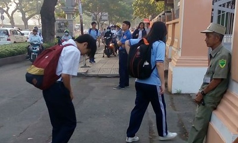 Bảo vệ trường học có nhiệm vụ bảo đảm an ninh cho toàn trường