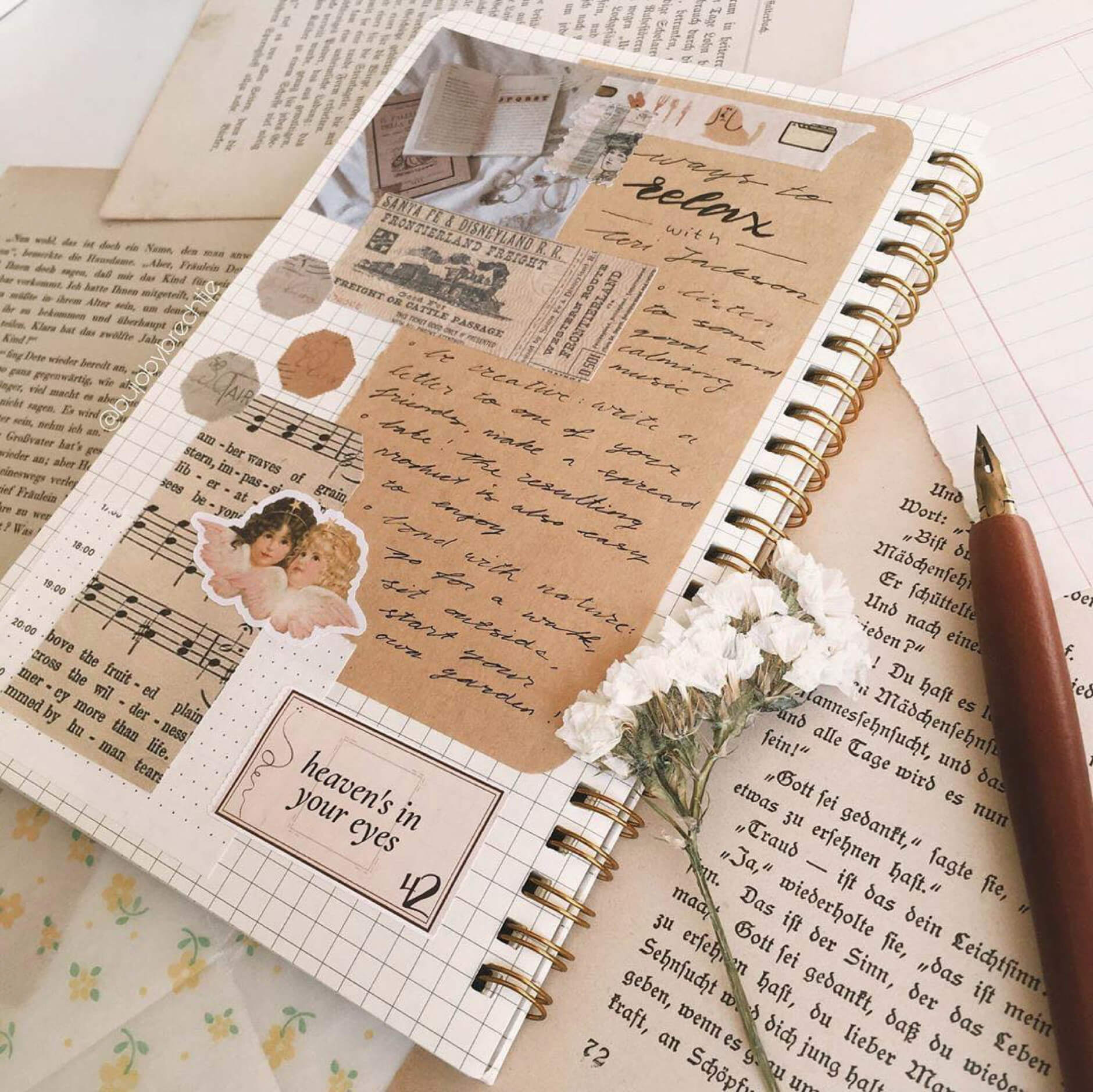 Trang trí sổ tay vintage với các loại giấy retro được cắt nhỏ