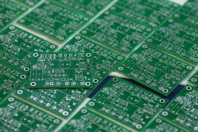 Tại sao hầu hết bảng mạch in lại có màu xanh lá cây trong khi của Apple lại màu đen? - Ảnh 3.
