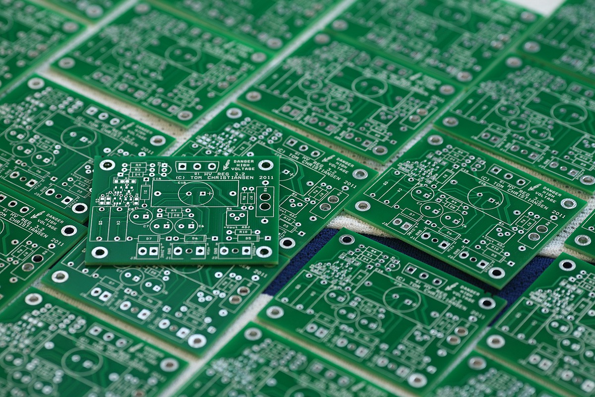 Tại sao hầu hết bảng mạch in lại có màu xanh lá cây trong khi của Apple lại màu đen? - Ảnh 2.