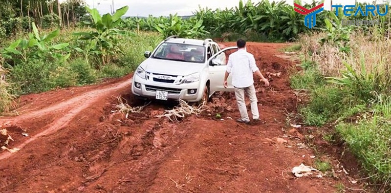 Sử dụng bao cát để đưa xe ra khỏi chỗ lầy