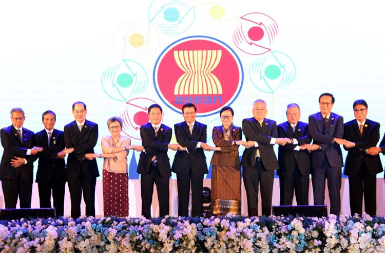 Bộ trưởng Bộ Công Thương Trần Tuấn Anh (thứ 5 từ trái sang) tham dự Hội nghị AEM 48.