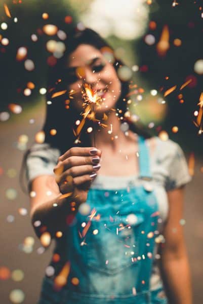 Bài hát Happy New Year cũng chứa những nốt trầm như cụm từ "to be dead". (Nguồn ảnh: Pexel.com)