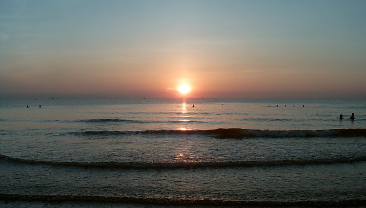 Một cảnh hoàng hôn.