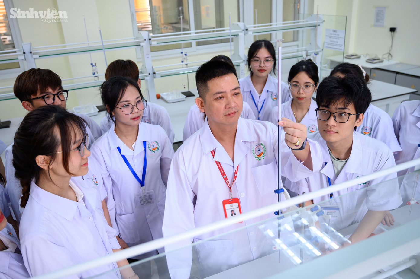 Sinh viên thích thú với các hoạt động học tập, nghiên cứu tại hệ phòng thí nghiệm hiện đại.