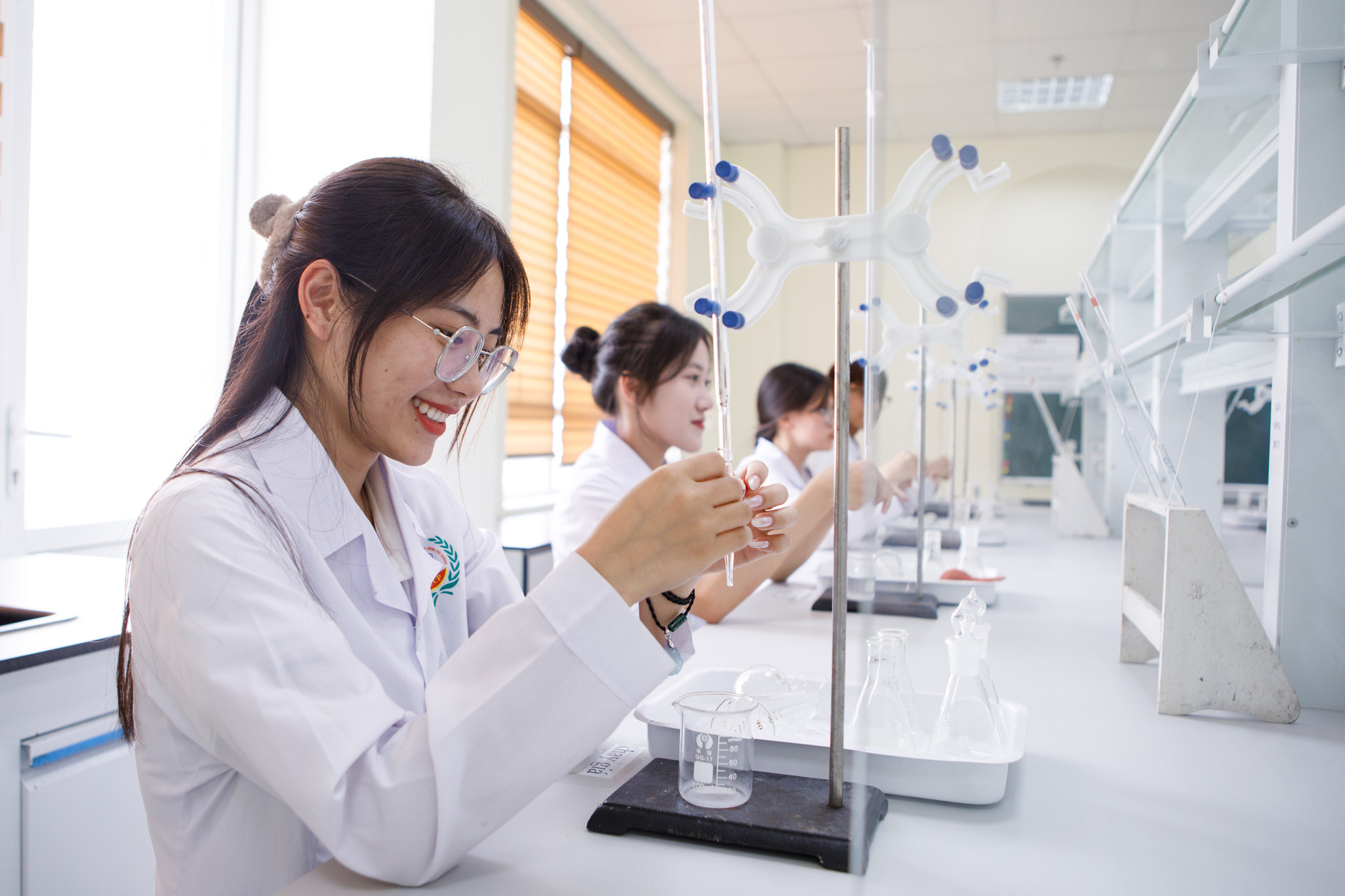 Sinh viên thực tập tại Phòng Thí nghiệm Trung tâm của Trường.