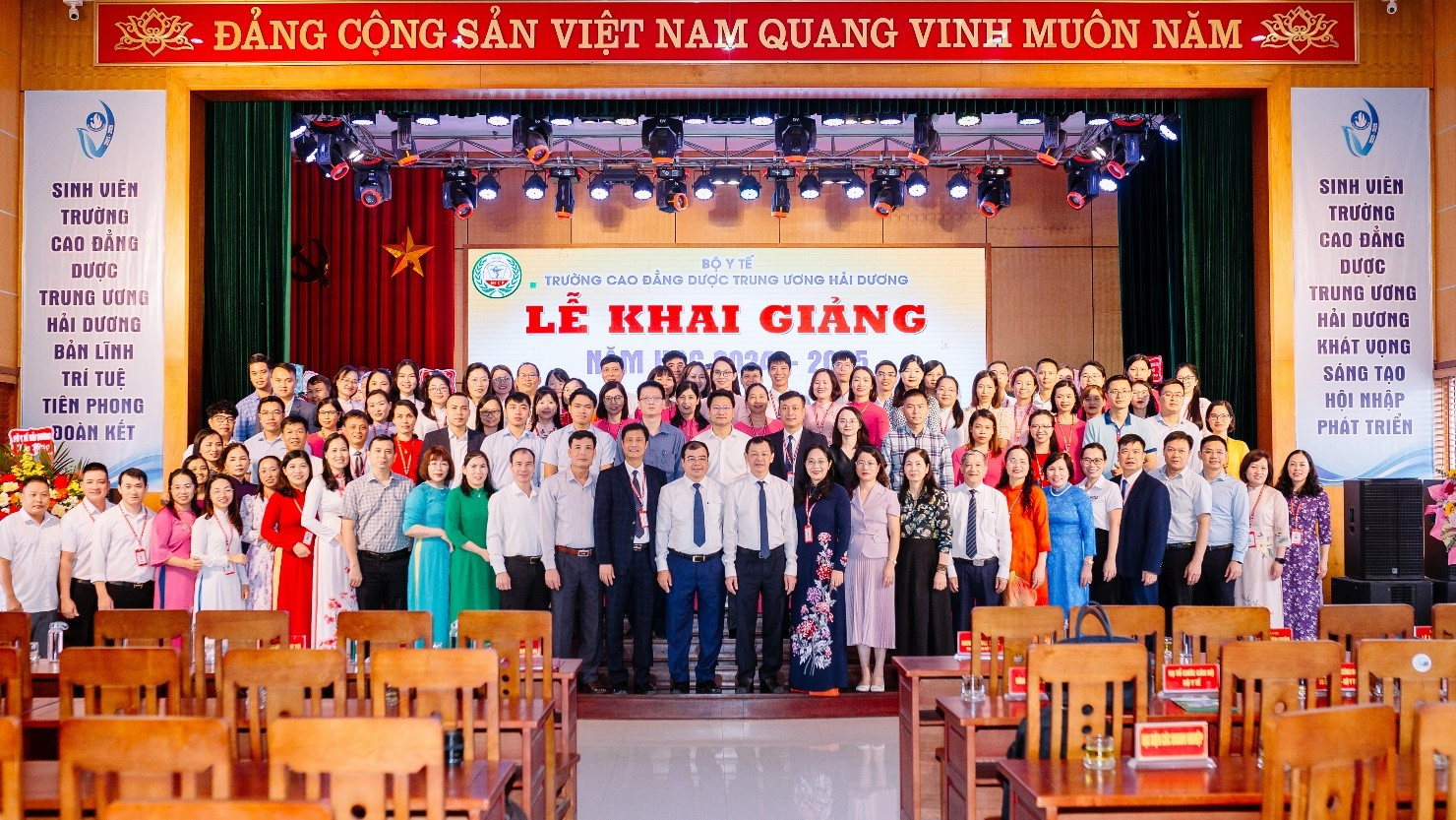 Cán bộ, giảng viên nhà trường trong ngày khai giảng năm học 2024-2025.