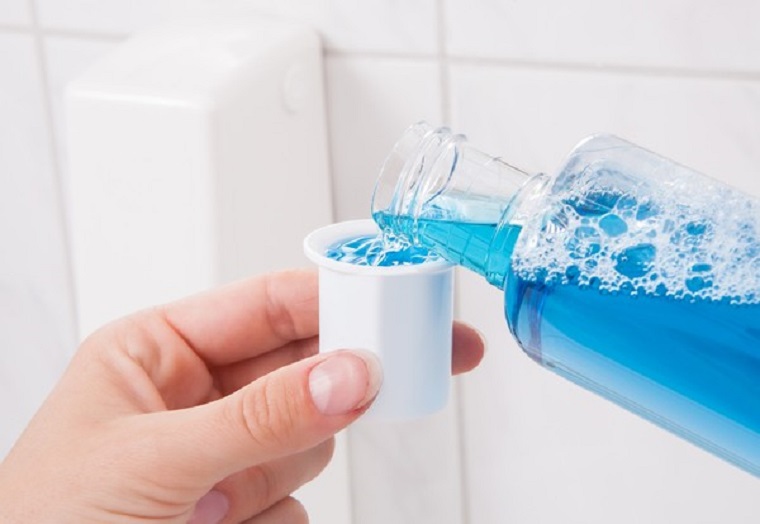 làm sạch vết dầu ăn dính vào quần áo