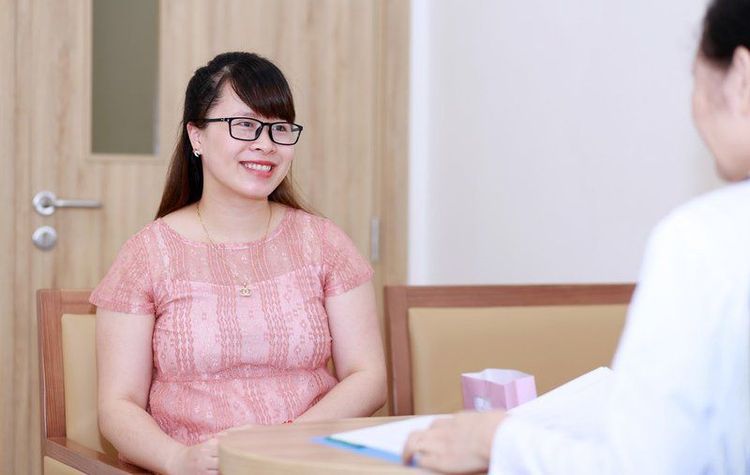 Trước khi quyết định ký tên vào tờ cam kết phẫu thuật, người bệnh hoặc thân nhân bệnh nhân hãy đặt mọi câu hỏi mình còn băn khoăn với bác sĩ