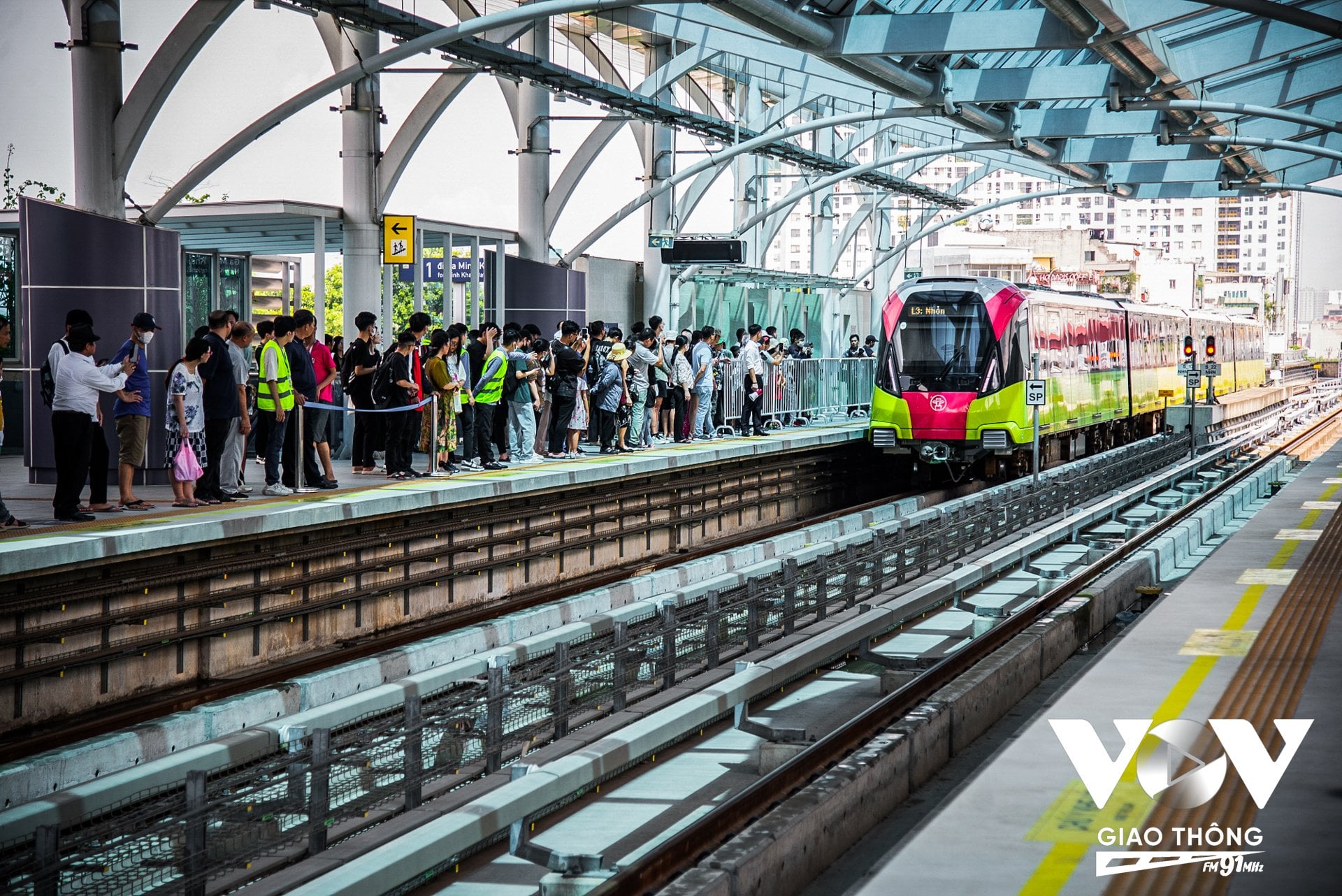 Việc đầu tư nâng cao chất lượng hạ tầng giao thông “đi trước mở đường” là cần thiết. Tuy nhiên, khó khăn về nguồn lực cần sớm được tính tới.