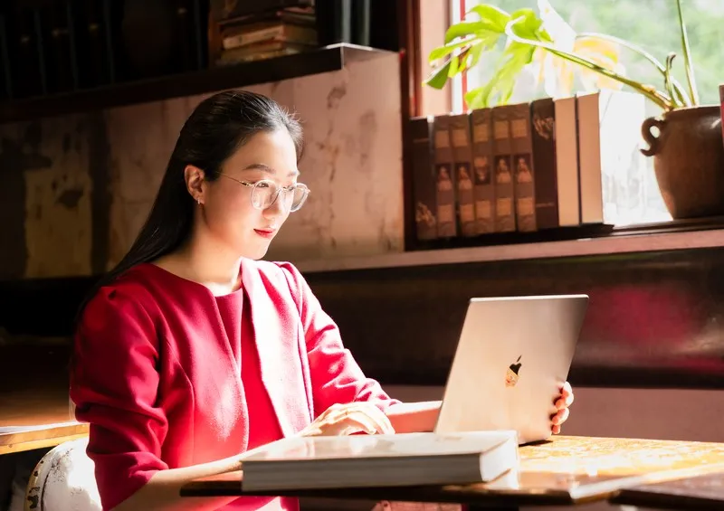 Đưa số liệu, thành tích nổi bật, bố cục rõ ràng và luôn cập nhật là những mẹo tối ưu CV cho giáo viên tiếng Anh để gây ấn tượng với nhà tuyển dụng