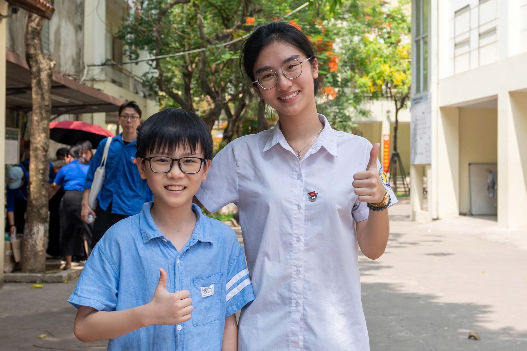 Nhiều thí sinh bật khóc vì hoàn thành bài không được như kỳ vọng. Ảnh: Mạnh Hưng