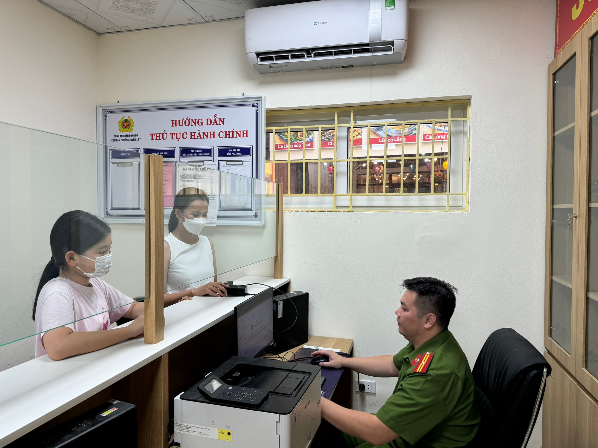 Công an phường Trung Liệt tiếp nhận hồ sơ cấp căn cước cho công dân