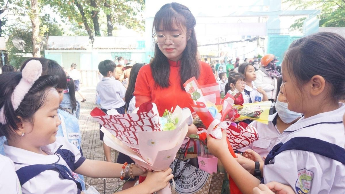 Thơ 4 câu về thầy cô ngắn gọn Biển tri thức bao la
