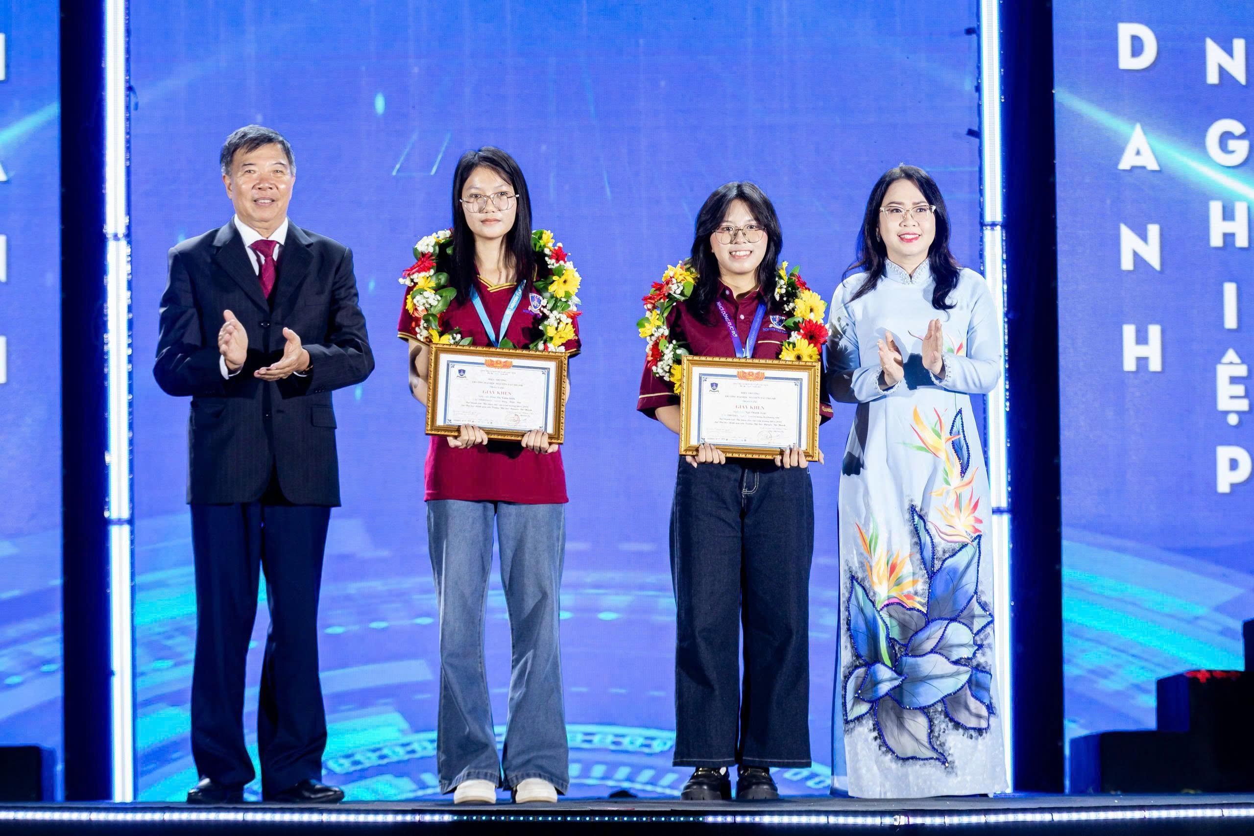 Trường Đại học Nguyễn Tất Thành trao học bổng cho sinh viên, ghi nhận nỗ lực học tập và khuyến khích phát triển trong môi trường đào tạo
