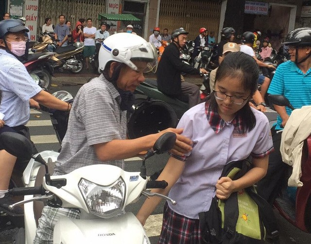 Thi vào lớp 10 là cuộc đua cực kỳ căng thẳng của học sinh ở TPHCM (Trong ảnh: Học sinh tham dự kỳ tuyển sinh vào lớp 10 năm 2018)