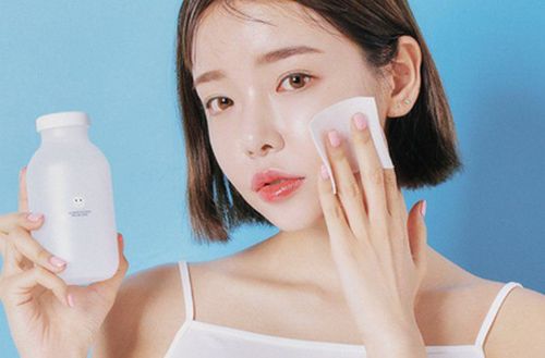 Người dùng có thể sử dụng bông tẩy trang làm sạch bụi bẩn trên da